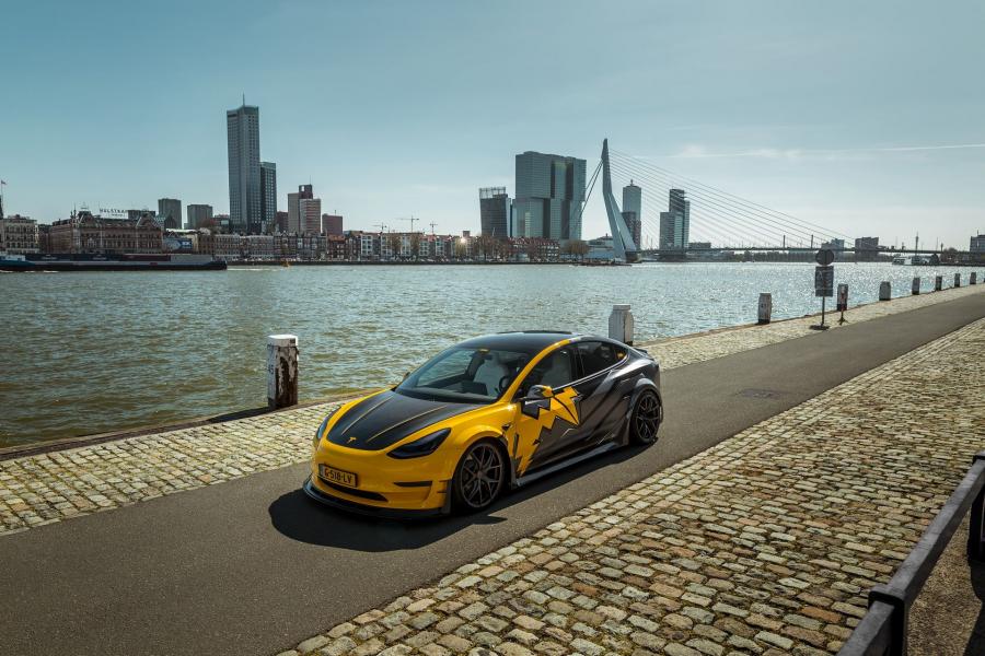  Tesla Model 3R EVO Yellow Flash by JP Customs & RevoZport 2020 года  (фото 1 из 12)